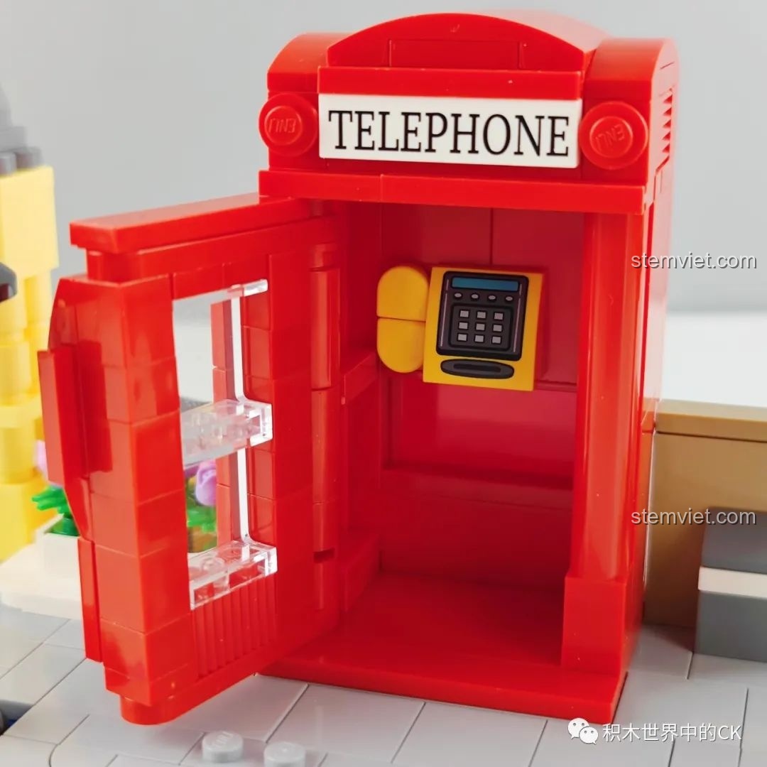 Bên trong bốt điện thoại của bộ K20705 có chi tiết máy điện thoại.