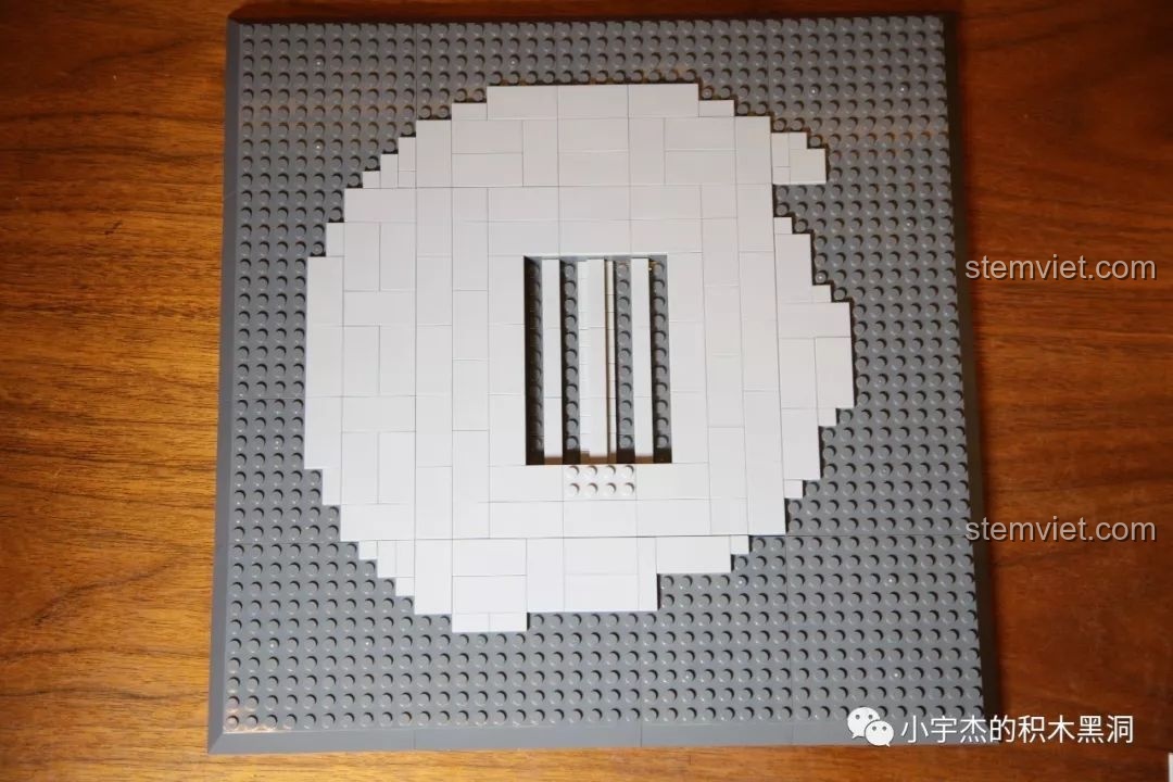 Cận cảnh phần bên trong của mô hình WANGE 5225 Đấu trường Colosseum La Mã, với các bậc thang và cấu trúc.