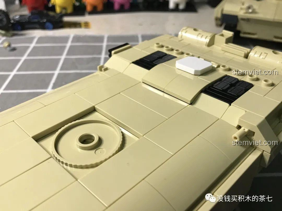 Cấu trúc bên trong giáp sau tháp pháo của bộ đồ chơi lắp ráp Xe Tăng Challenger 2 FV 4034 JIAZHI 0105, cho thấy điểm cố định.