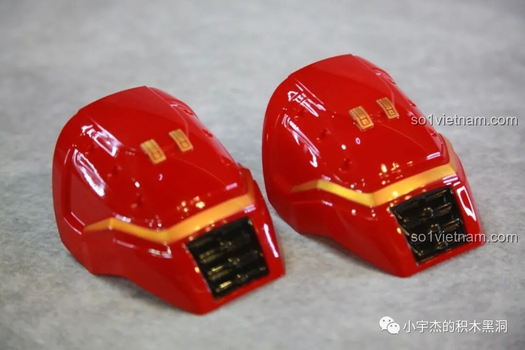 Bên trong chi tiết giáp vai của KBOX V5004 Hulkbuster MK44, cho thấy cấu trúc rỗng.