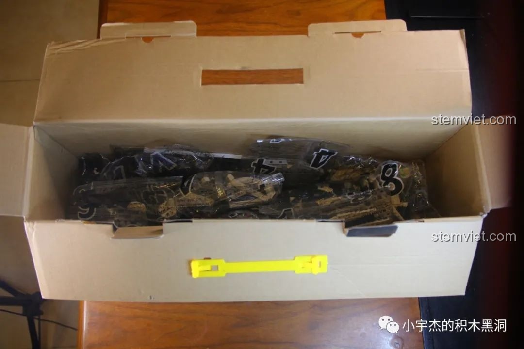 Bên trong hộp bộ xếp hình Xe Đầu Kéo Mercedes-Benz Actros 4163 ShineYU YC-QC007, các túi mảnh ghép được sắp xếp gọn gàng.