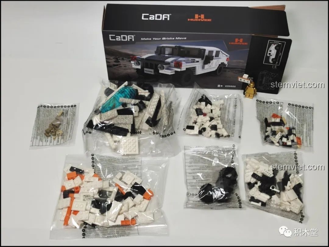 Bên trong hộp CaDA C55022 Xe HMMWV gồm các túi chi tiết nhựa ABS được phân loại cẩn thận để tiện cho việc lắp ráp.