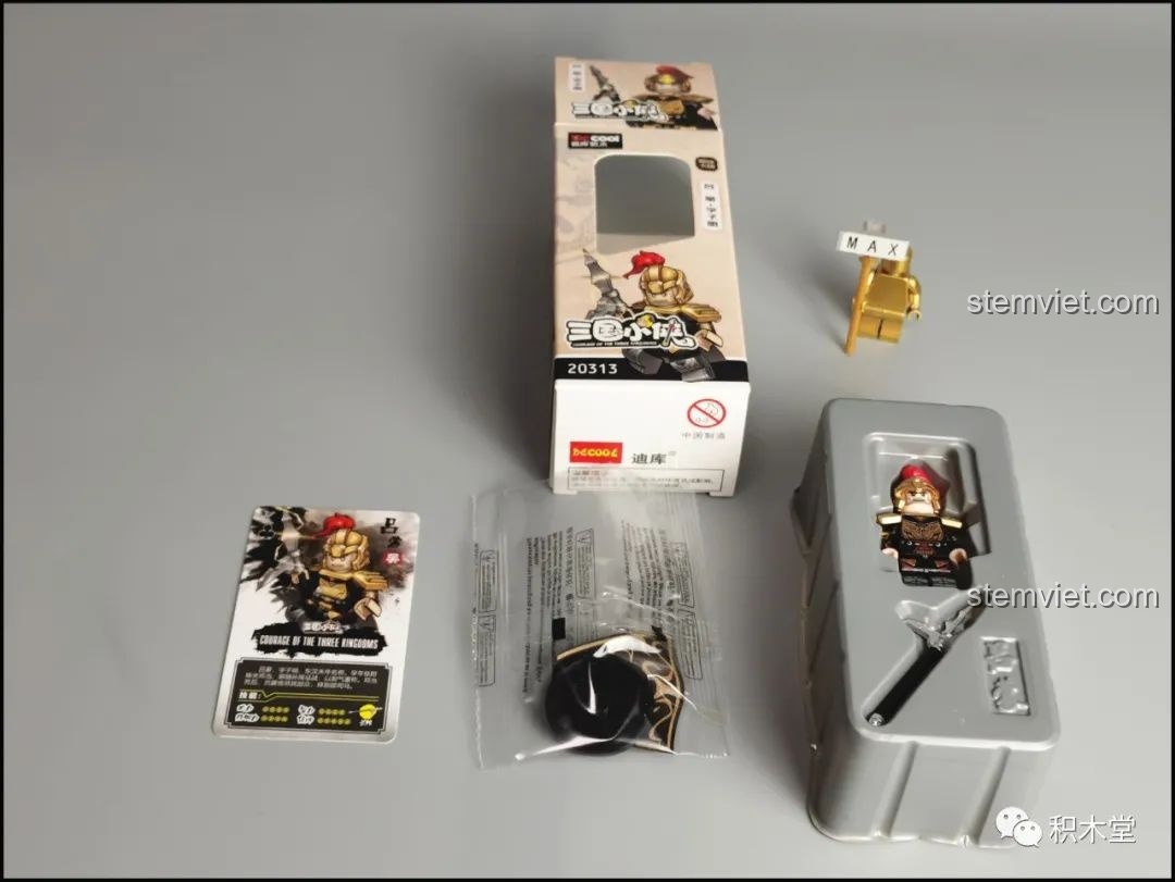 Bên trong hộp DECOOL 2030C bao gồm khay nhựa chứa minifigure, túi phụ kiện và thẻ bài nhân vật sưu tầm.