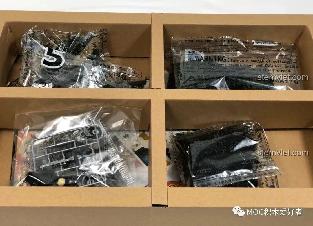 Bên trong hộp đồ chơi lắp ghép COGO 13384 Xe Tăng 99A với các túi mảnh ghép được sắp xếp gọn gàng.