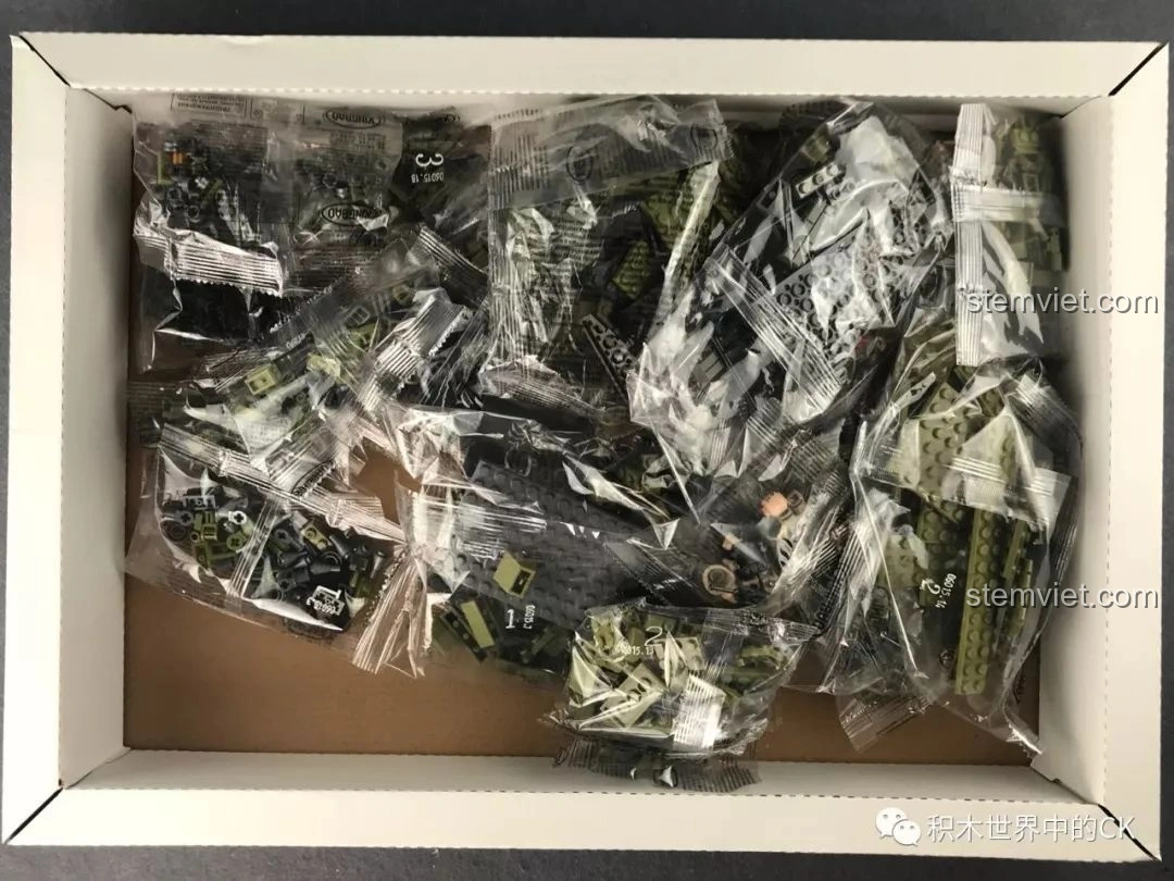 Bên trong hộp đồ chơi lắp ráp Xe tăng Thiên Hổ Scorpio Tiger XB-06015 Xingbao với các túi mảnh ghép được phân loại.