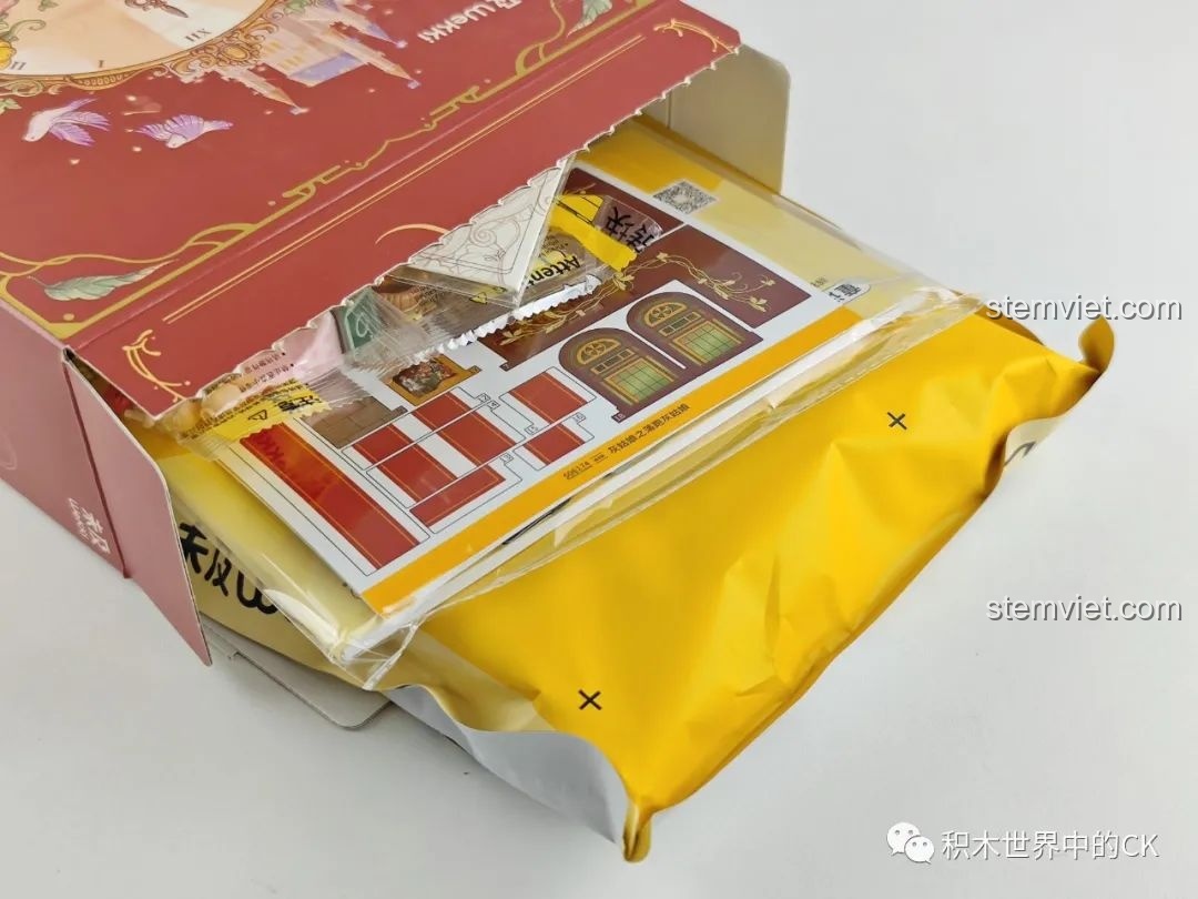 Cận cảnh bên trong hộp đồ chơi mô hình Sách Truyện Cổ Tích: Cô Bé Lọ Lem Bỏ Trốn 506174, các túi mảnh ghép được đóng gói cẩn thận.