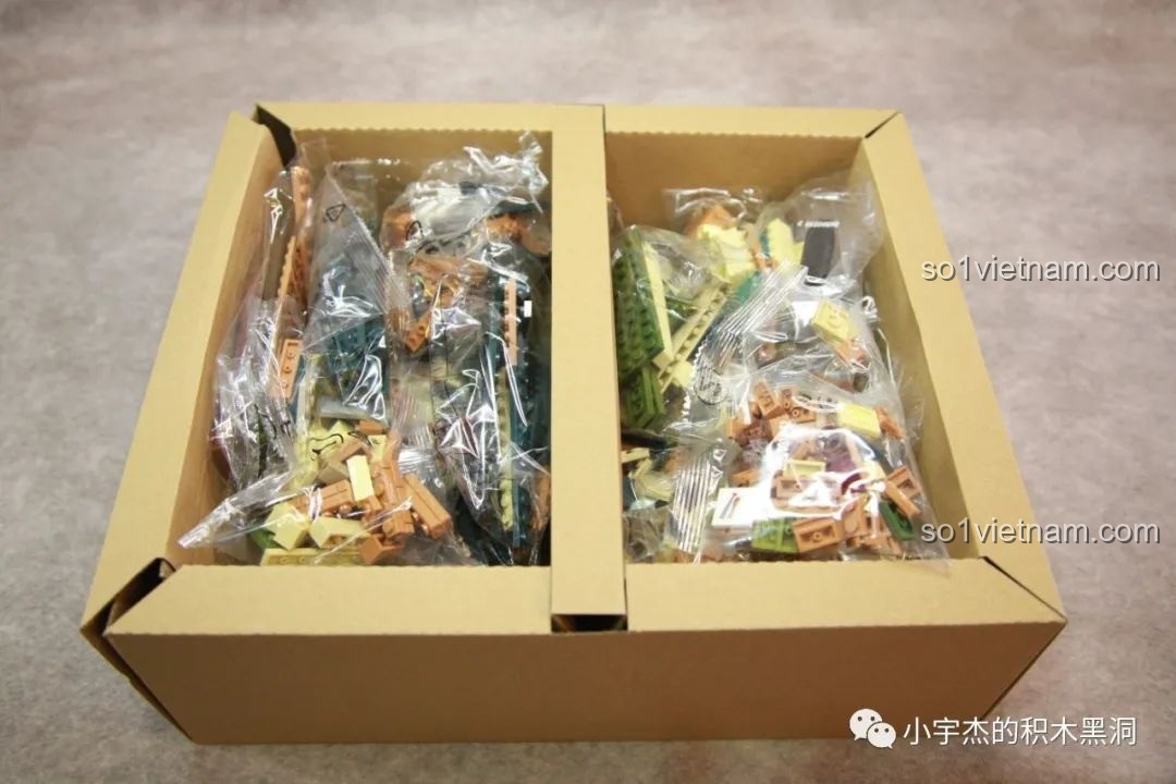 Bên trong hộp đồ chơi lắp ráp inbrixx 880018 Ngôi Nhà Nhật Bản Kumamon, các túi mảnh ghép được chia ngăn gọn gàng.