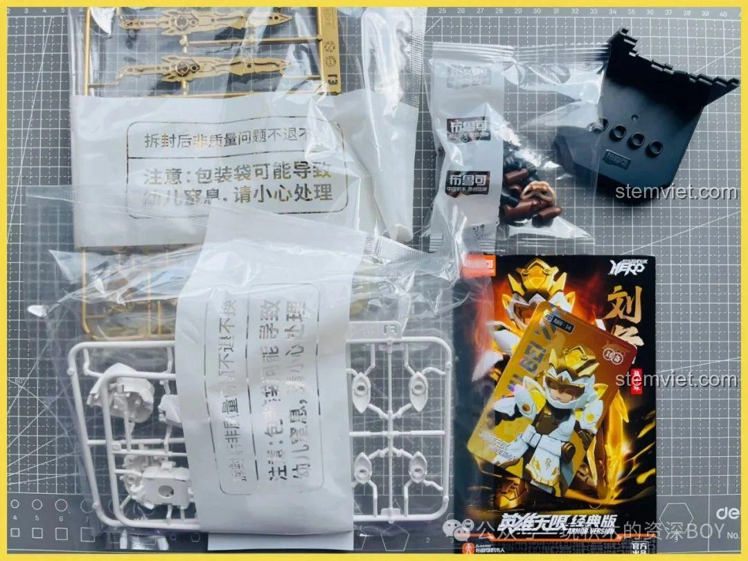 Các mảnh ghép và phụ kiện bên trong hộp đồ chơi mô hình Lưu Bị Chiến Giáp BLOKEES 85020, được đóng gói gọn gàng.