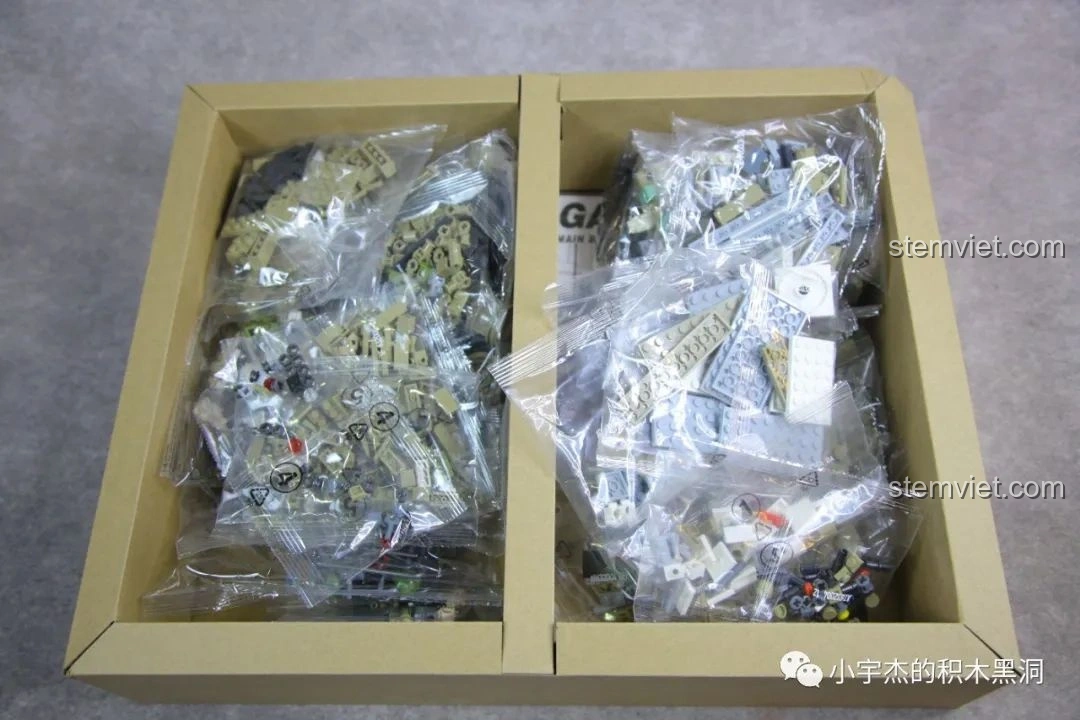 Bên trong hộp bộ lắp ghép PanlosBrick 632004, các túi mảnh ghép được sắp xếp ngăn nắp.