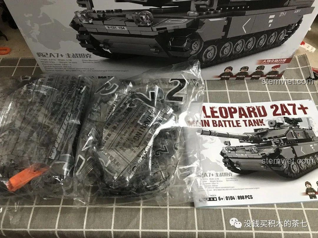 Các túi mảnh ghép và sách hướng dẫn bên trong hộp bộ lắp ráp Jiazhi 0104 Xe Tăng Leopard 2A7+, sẵn sàng cho việc lắp ráp.