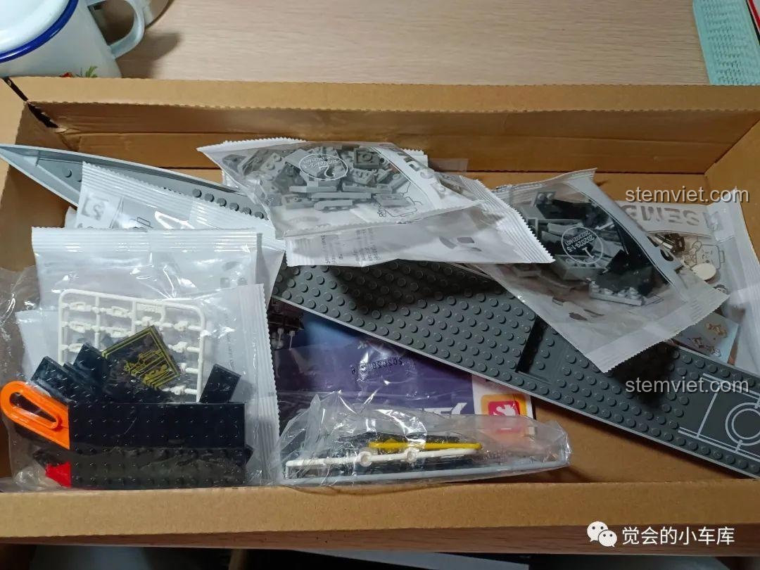 Bên trong hộp SEMBO 202029 chứa các túi chi tiết được đánh số, sách hướng dẫn và các bộ phận lớn như thân tàu, đảm bảo quá trình lắp ráp thuận tiện.