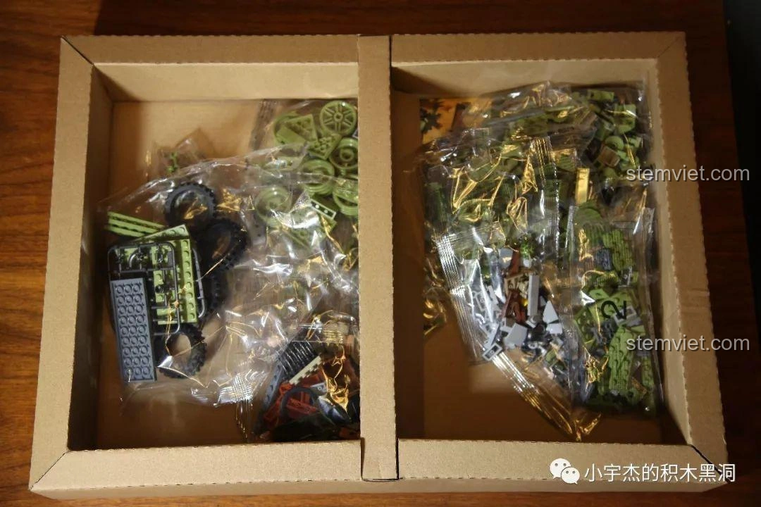 Bên trong hộp Panlos Brick 631007 với các túi mảnh ghép được sắp xếp gọn gàng trong ngăn chia.