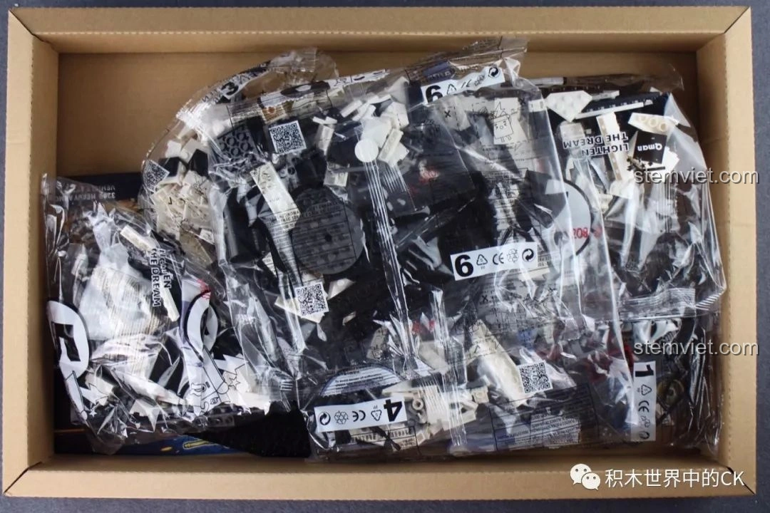 Các túi mảnh ghép bên trong hộp đồ chơi Qman 3208 Chiến Dịch Thiên Mạc, được phân loại theo số thứ tự.