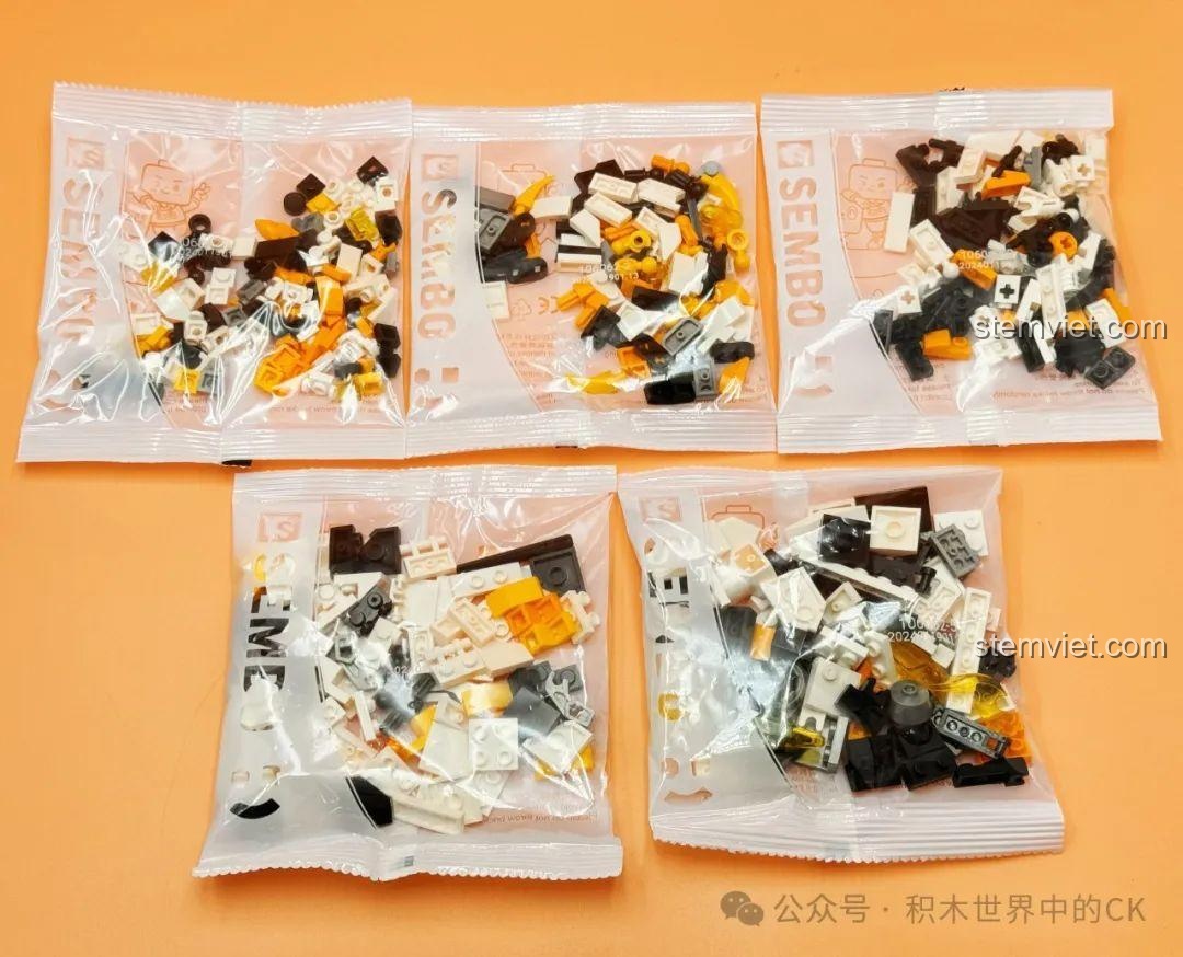 Các túi mảnh ghép của bộ SEMBO 106062 Robot Bạch Hổ, chất liệu nhựa cao cấp, màu sắc trắng và vàng nổi bật.