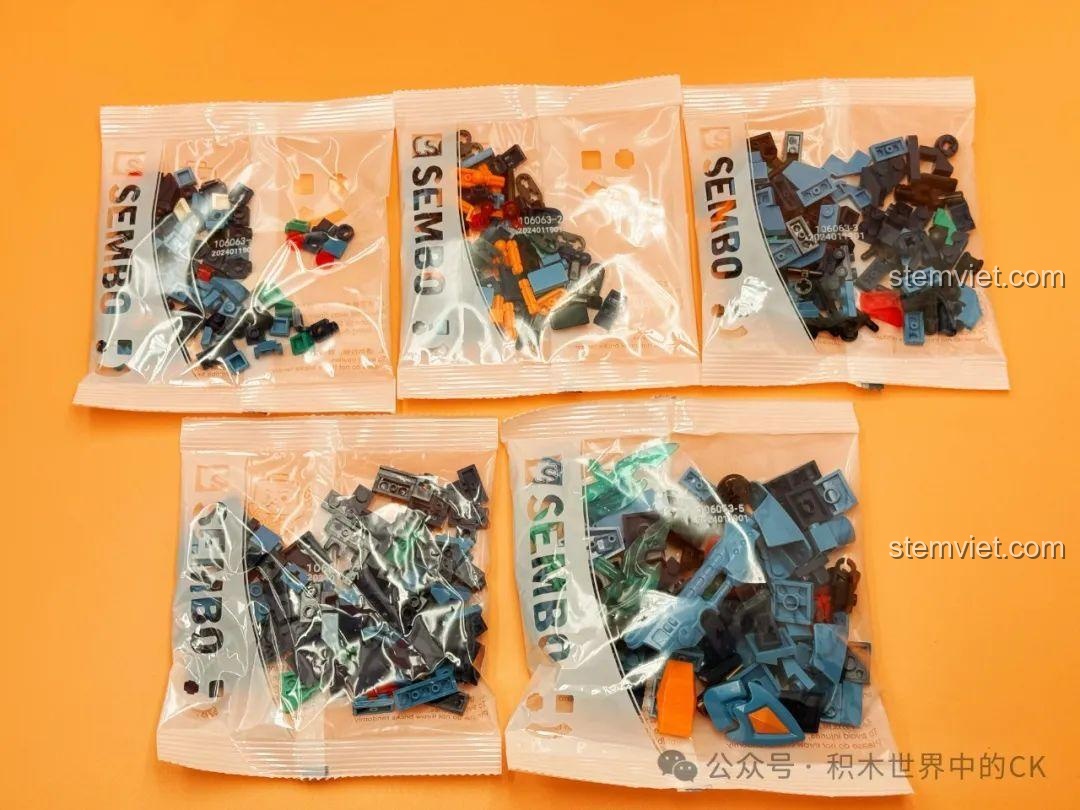 Các túi mảnh ghép của bộ SEMBO 106063 Robot Huyền Vũ, màu xanh dương đậm mạnh mẽ, các chi tiết được hoàn thiện tốt.