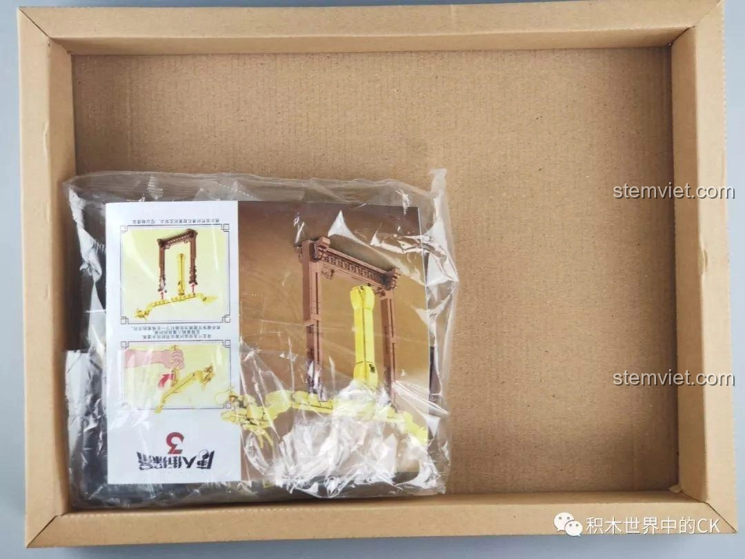 Bên trong hộp bộ lắp ráp SEMBO 605102 Tầm Long Xích, các túi mảnh ghép được sắp xếp gọn gàng.