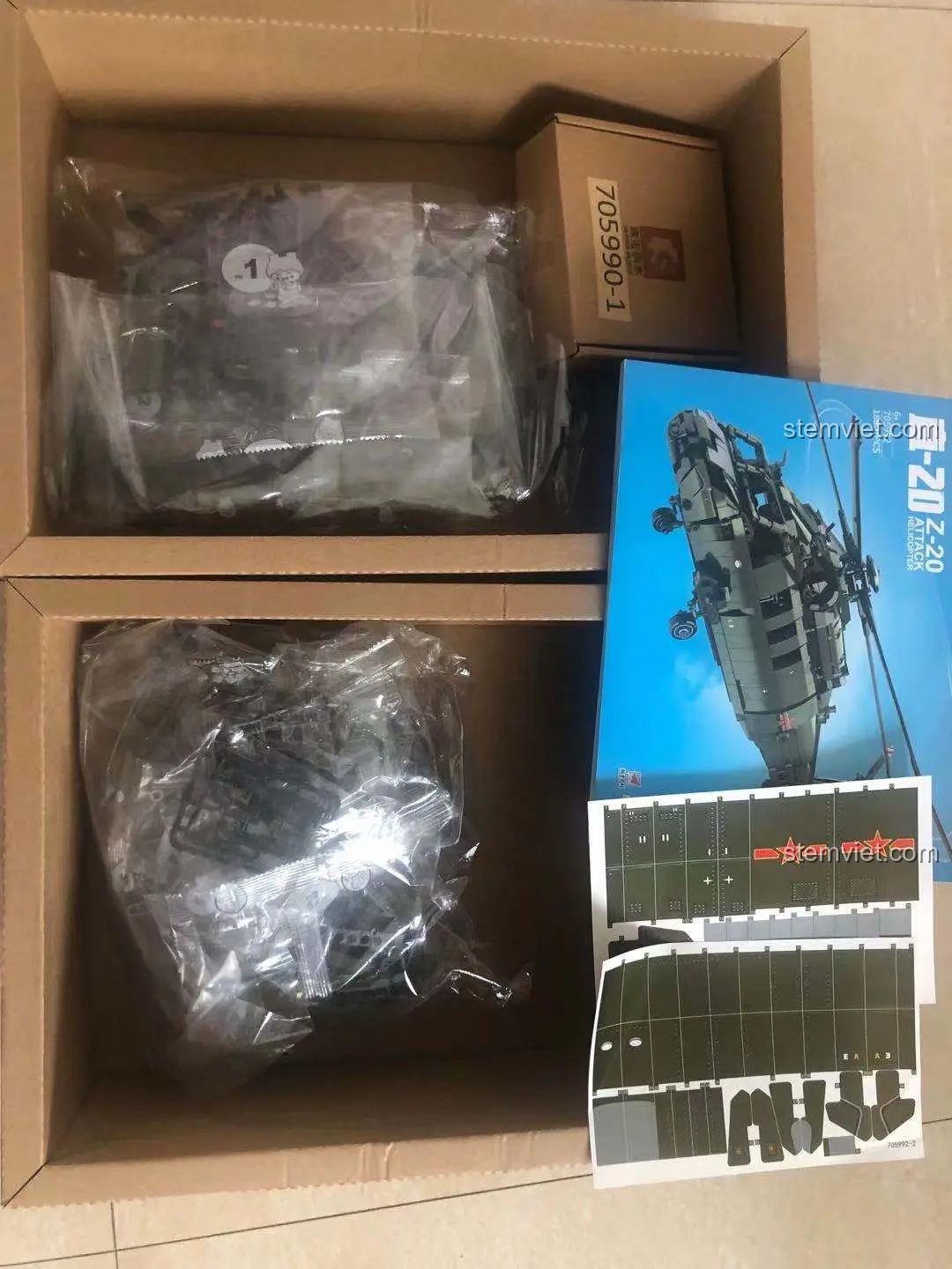 Toàn bộ chi tiết bên trong hộp SEMBO 705992, bao gồm các túi mảnh ghép, sách hướng dẫn, sticker và bộ động cơ.
