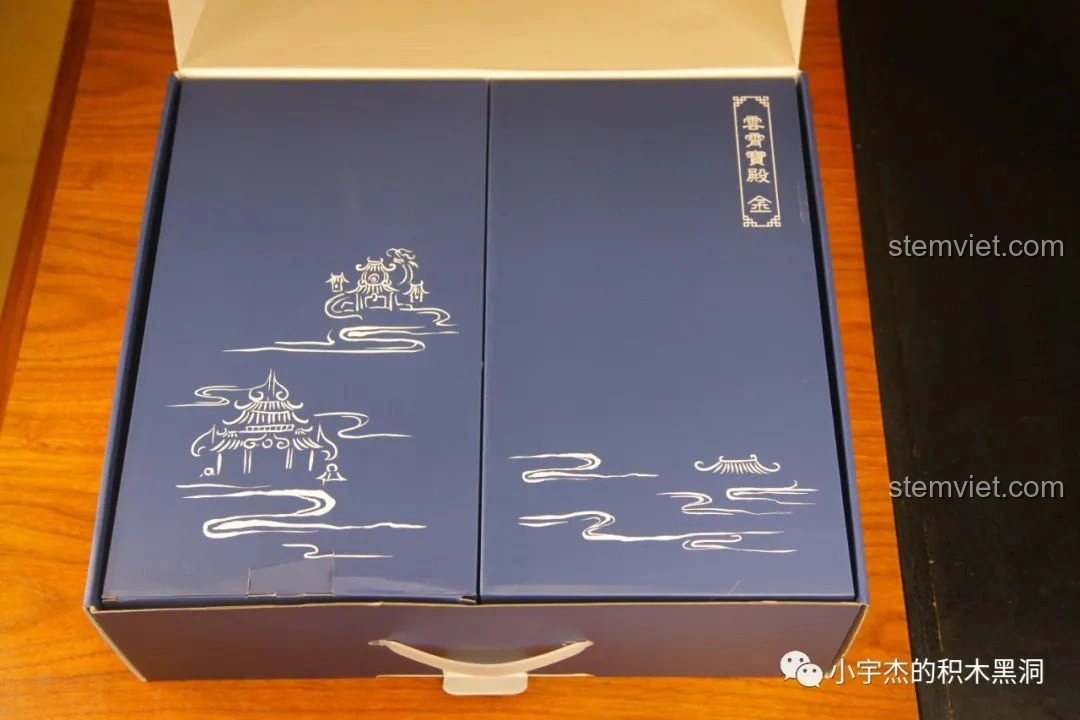 Bên trong hộp đồ chơi lắp ráp Sluban M38-B0935 Vân Tiêu Bảo Điện là hai hộp nhỏ được sắp xếp gọn gàng.