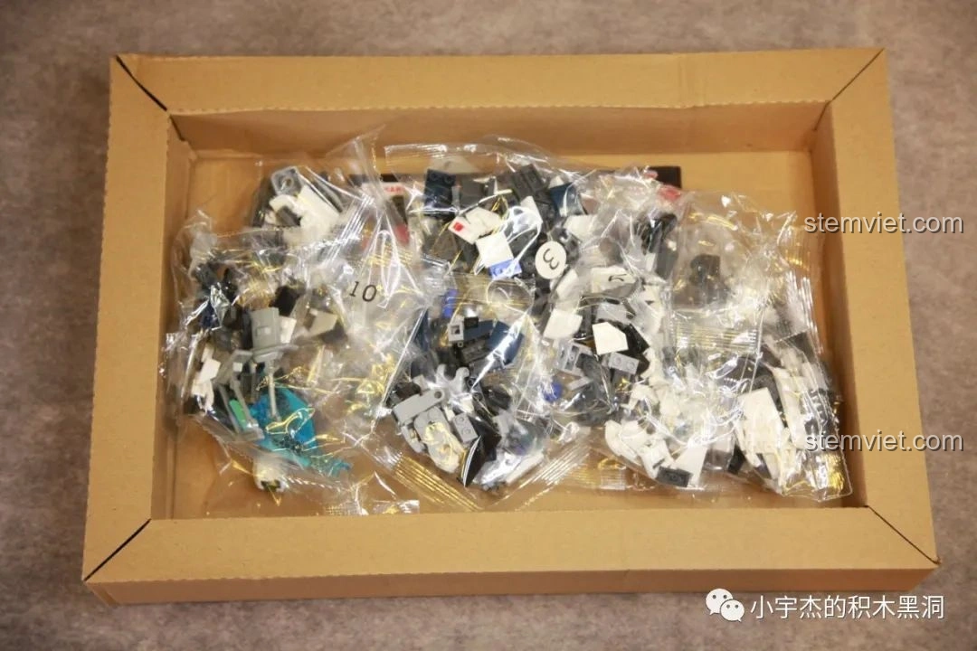 Bên trong hộp đồ chơi Sluban M38-B1151 Robot Băng Phong Bảo Vệ, các túi mảnh ghép được sắp xếp gọn gàng.