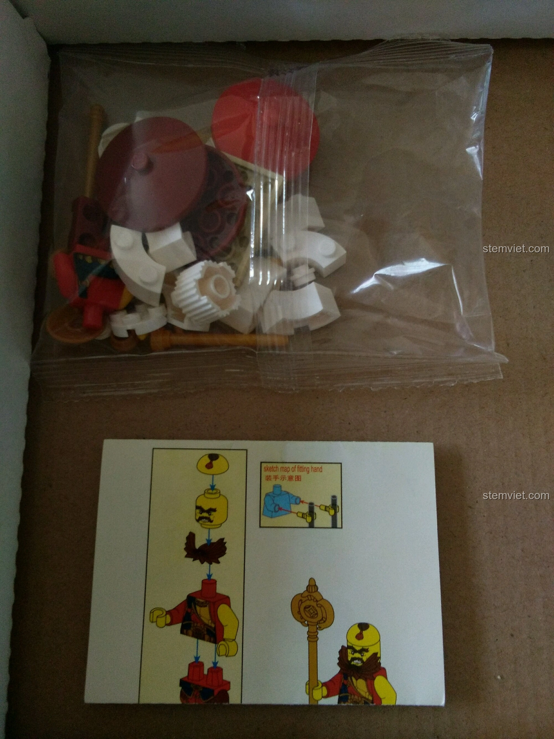 Bên trong hộp đồ chơi Tây Vực Pháp Vương Enlighten 1504, các mảnh ghép được đóng gói cẩn thận cùng sách hướng dẫn chi tiết.