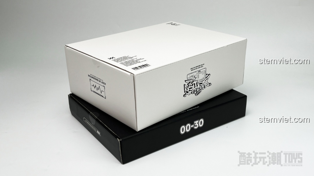 Bên trong hộp lớn của bộ Trạm Cơ Sở Giày Sneaker là hai hộp nhỏ màu trắng và đen chứa các chi tiết khác nhau.