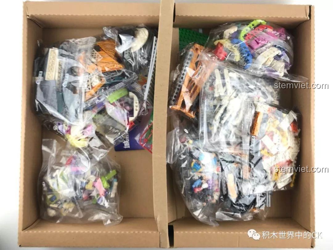 Các túi mảnh ghép được xếp gọn gàng bên trong hộp của bộ đồ chơi xây dựng Winner 7036 Đu Quay Lớn.