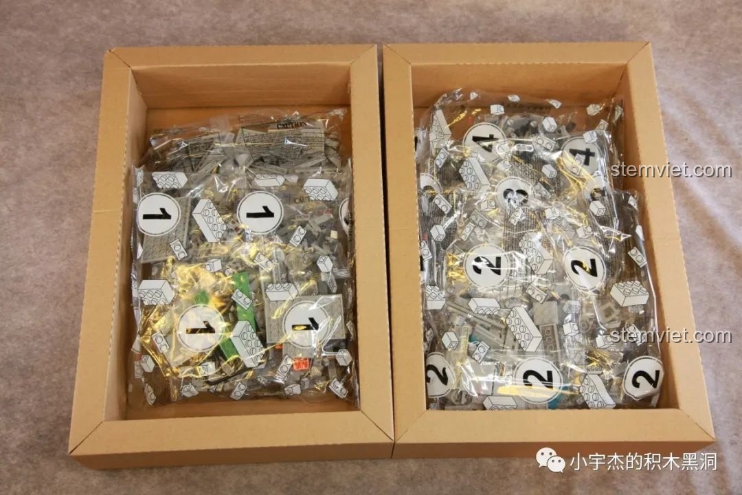 Bên trong hộp lớn WOMA 898 Trực thăng vận tải CH-53E Super Stallion là hai hộp carton chứa các túi mảnh ghép.