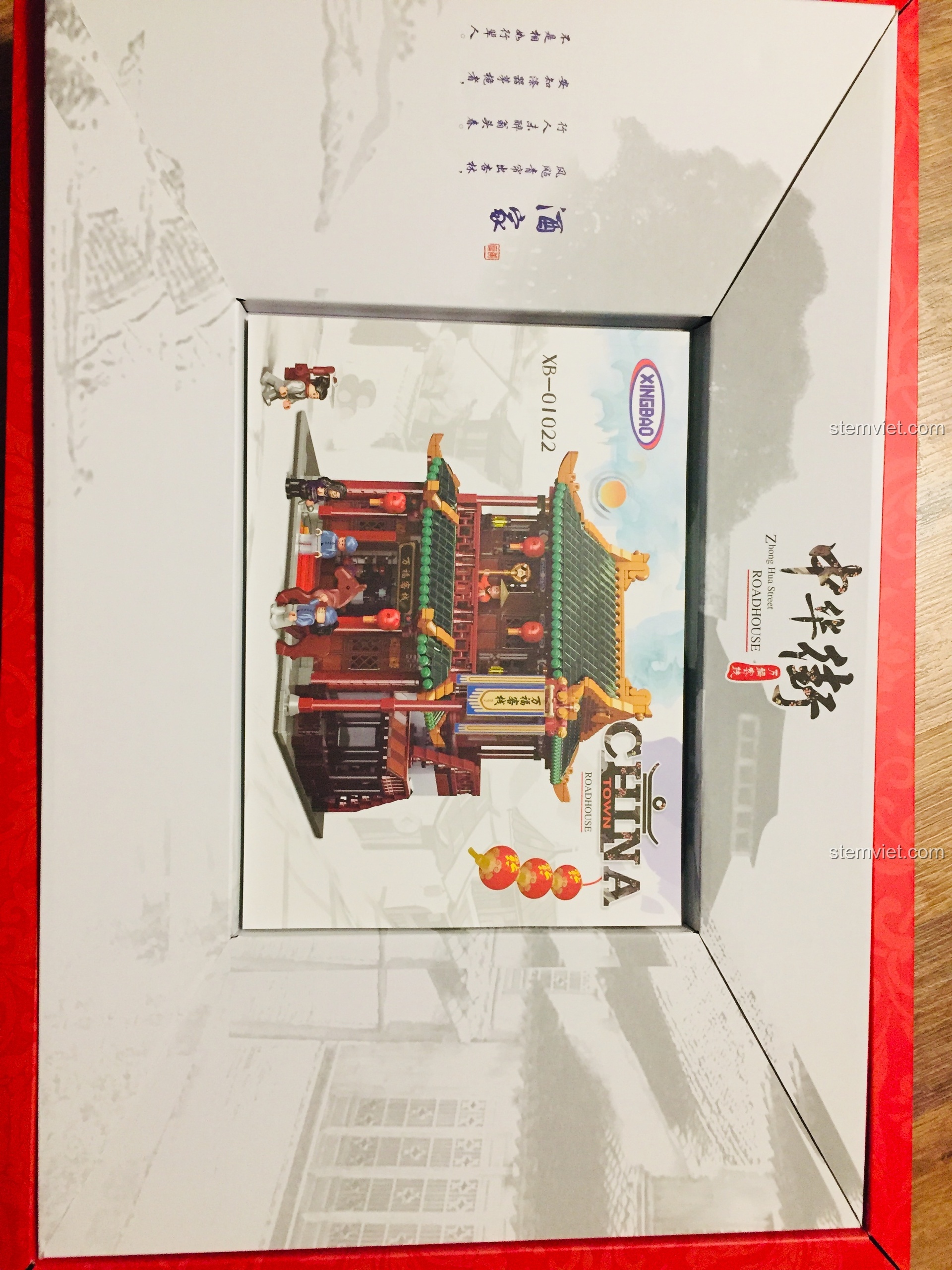 Bên trong hộp XINGBAO 1022 Vạn Phúc Khách Sạn, cho thấy cách đóng gói cẩn thận và hình ảnh sản phẩm in sắc nét.