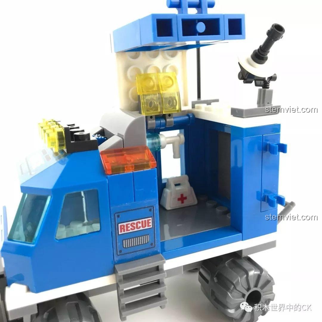 Không gian bên trong khoang cứu thương của xe với các dụng cụ y tế và chi tiết được lắp ráp cẩn thận.