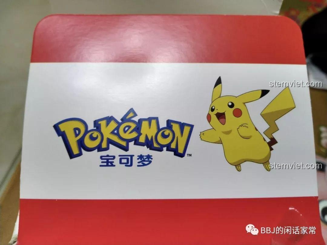 Bên trong nắp hộp Keeppley Pikachu A0101 có in logo Pokémon và hình ảnh Pikachu, tạo sự thích thú khi mở hộp.