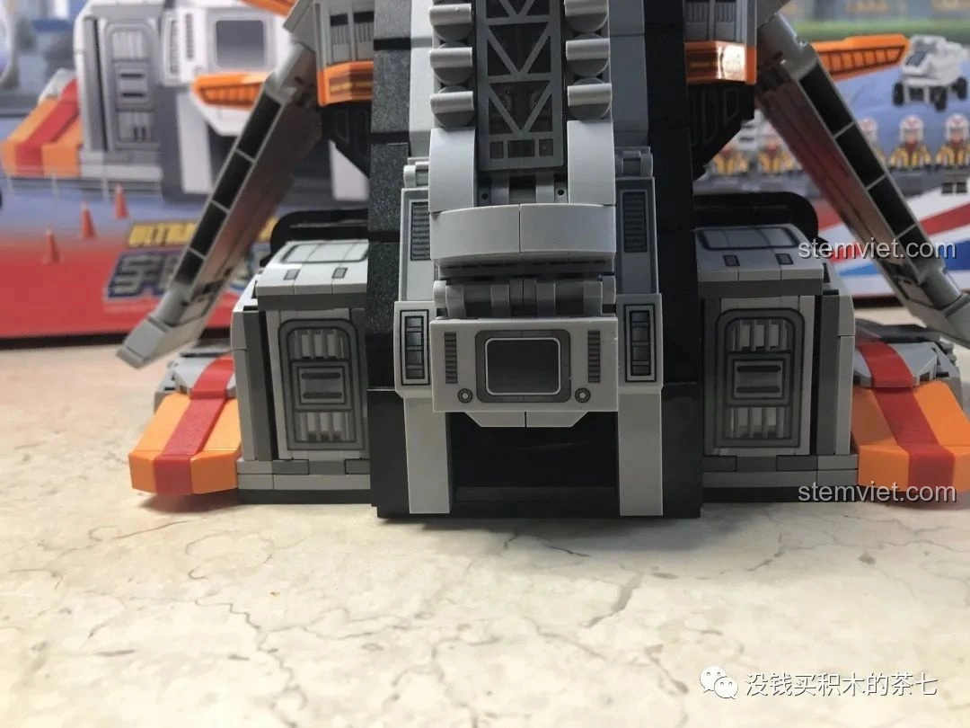 Bên trong phần rỗng của mô hình lắp ráp SEMBO 108776 Căn cứ Phượng Hoàng Sào Ultraman.