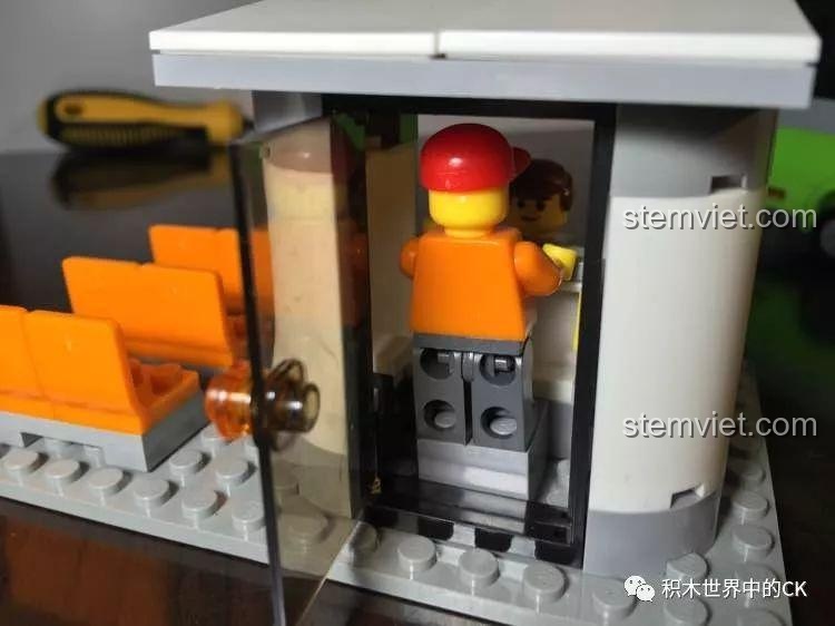 Không gian bên trong quầy bán vé của bộ xếp hình Xe bus công cộng KY85013, cho thấy sự tương tác giữa các nhân vật.