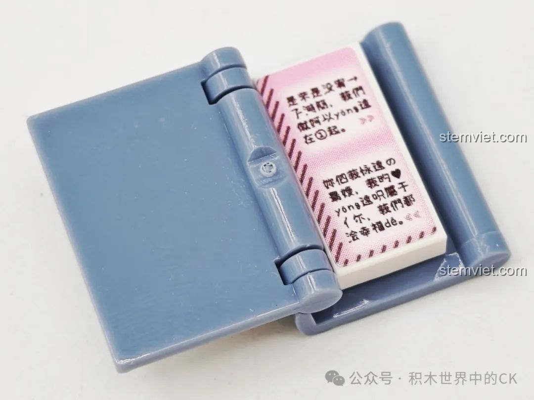 Bên trong sổ liên lạc của bộ Wekki 516954 có những dòng chữ viết tay, một chi tiết nhỏ nhưng đắt giá.