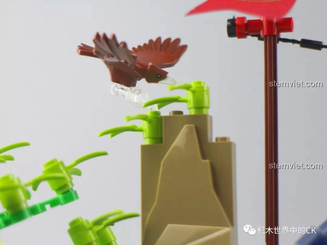 Bên trong võ đài của bộ lắp ghép SY1404 Võ Đài Đại Chiến Rồng Thần, với các chi tiết nội thất như cửa và vũ khí.