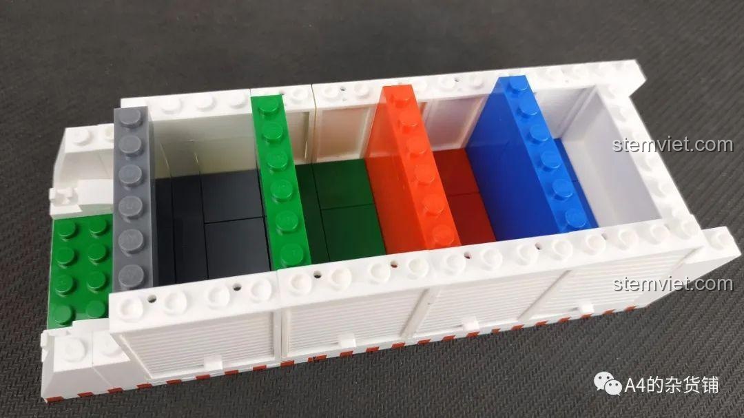 Bên trong thùng chứa rác của xe tải Sluban B0780 được chia thành các ngăn màu sắc.