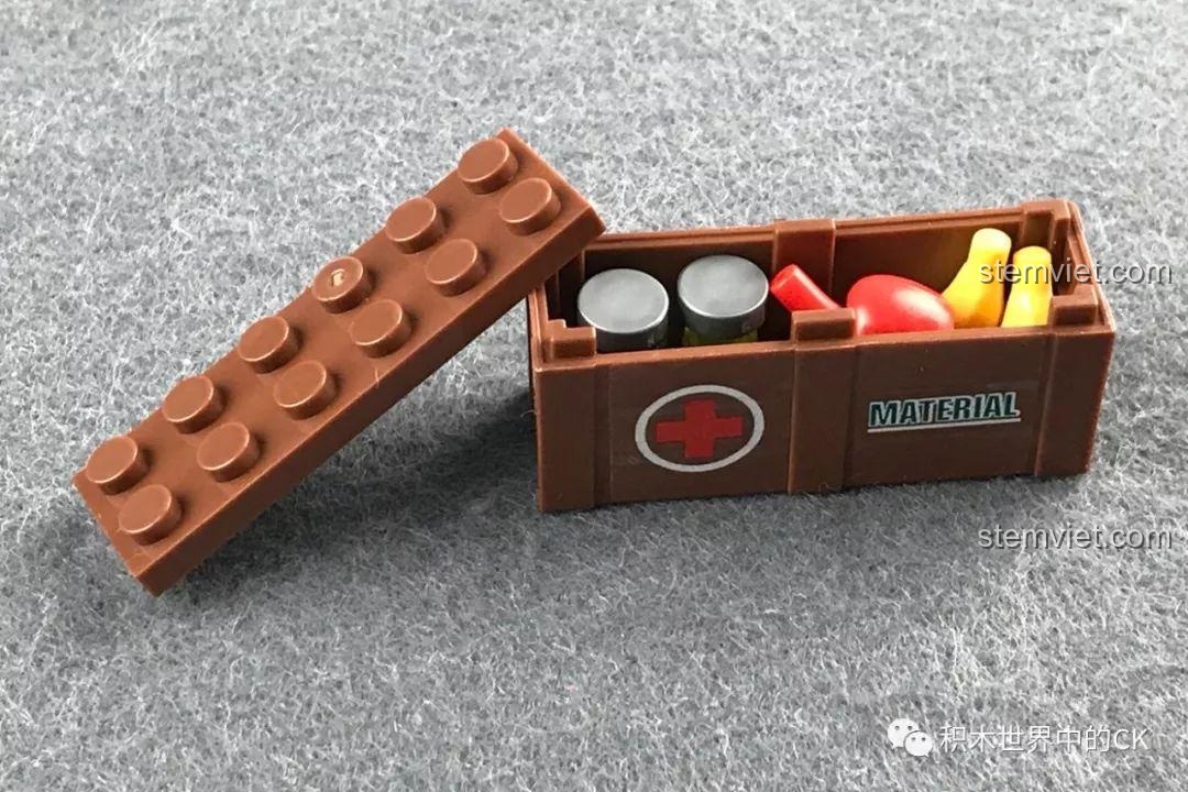 Thùng hàng tiếp tế được mở ra, bên trong có các chi tiết mô phỏng đồ ăn, thức uống.