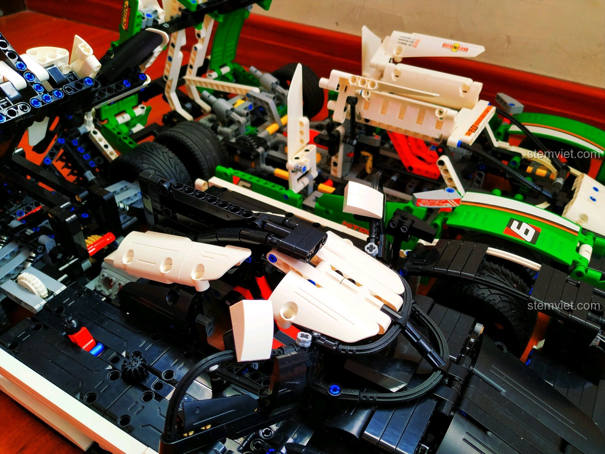 Cận cảnh phần bên trong xe đua Porsche 919 Hybrid, cho thấy các bộ phận cơ khí và dây dẫn.