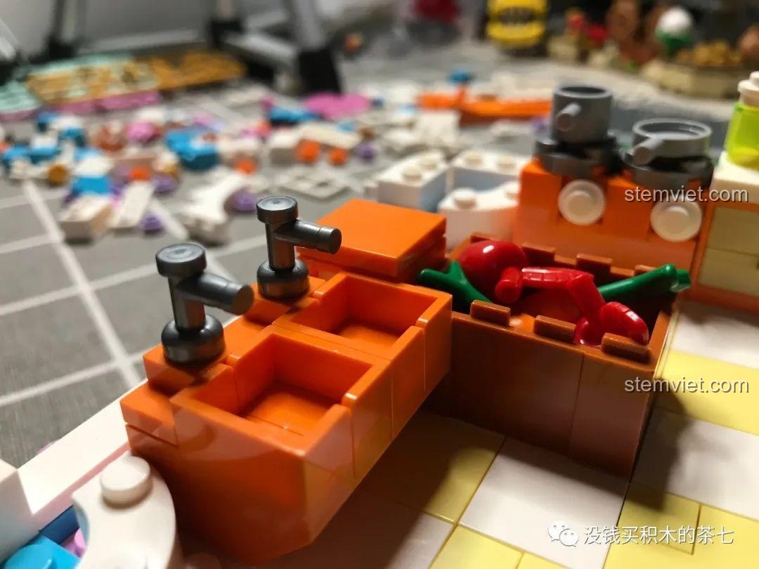 Cận cảnh khu vực bếp nấu với nồi, chảo và ngăn kéo của bộ Lâu Đài Hoàng Gia 604003.