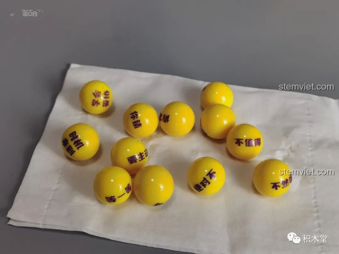 12 viên bi vàng 'Sách Trả Lời' trong bộ đồ chơi sáng tạo Máy Vặn Trứng Xương Rồng Mexico 61007.