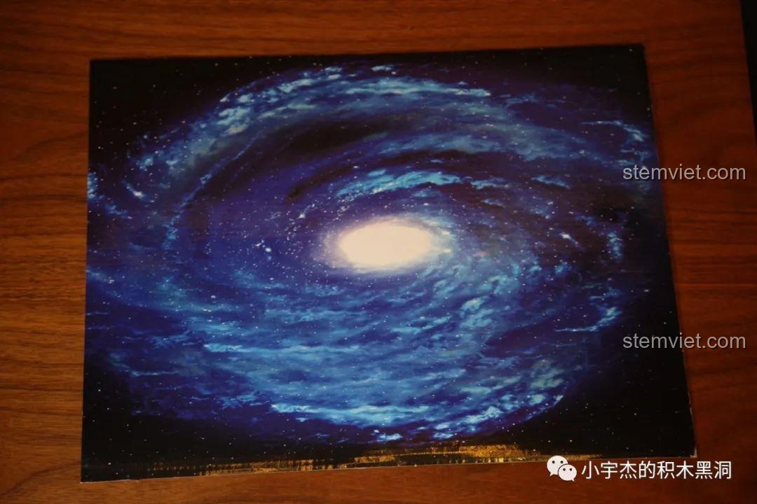 Tấm bìa nền in hình xoáy nước thiên hà của bộ lắp ghép Cảnh Xà Trận LEJ923, tạo hiệu ứng sống động.