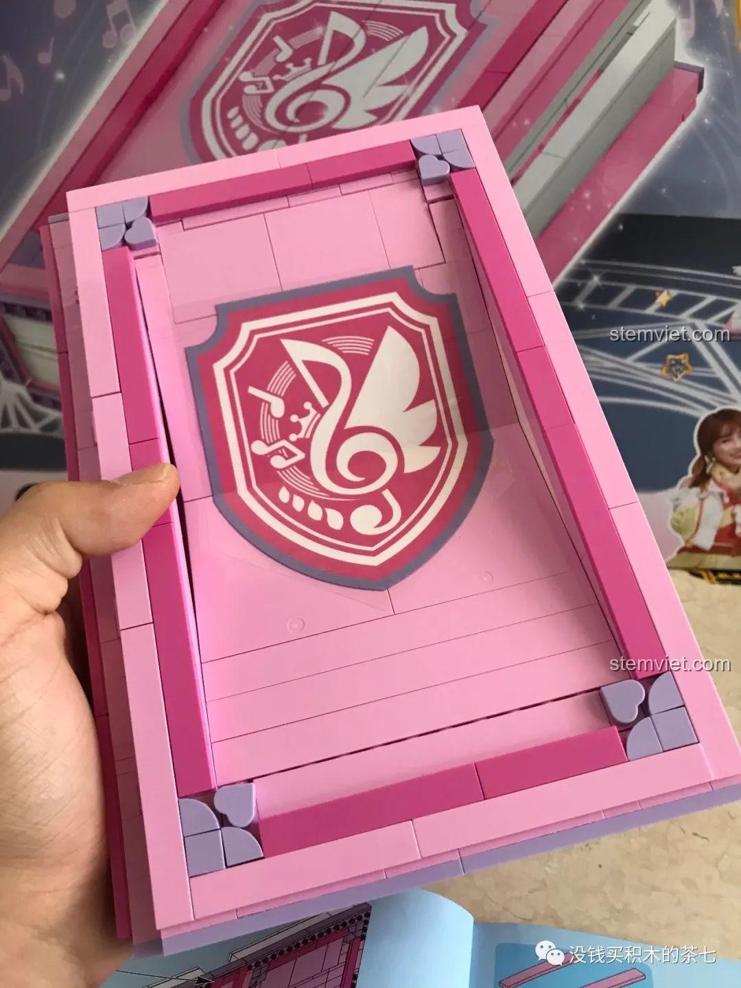 Bìa sách SEMBO 604002 hoàn chỉnh với logo Thế Giới Phép Thuật Của Tiểu Linh.