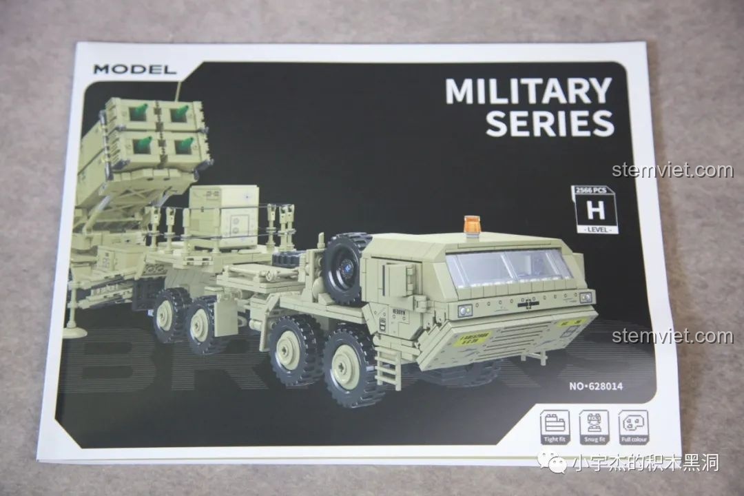 Bìa sách hướng dẫn lắp ráp của bộ Xe Tải Tên Lửa M983 628014 với chất lượng in ấn cao cấp.