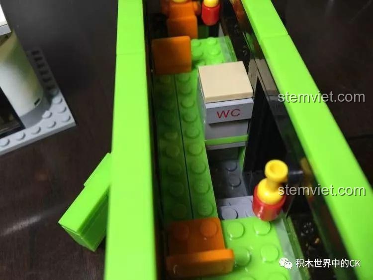 Chi tiết biển báo WC bên trong xe buýt, một điểm gây tò mò trong bộ xếp hình Mô xe khách KY 85013.