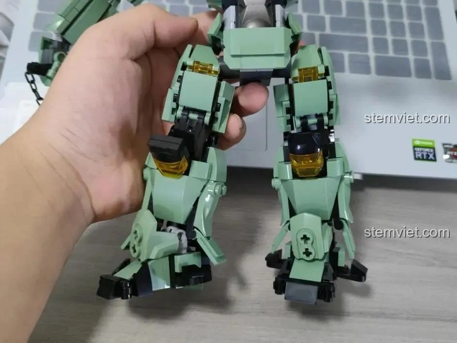 Biên độ cử động tối đa của khớp chân Robot Diệt Tận Thế Sluban M38-B1153.