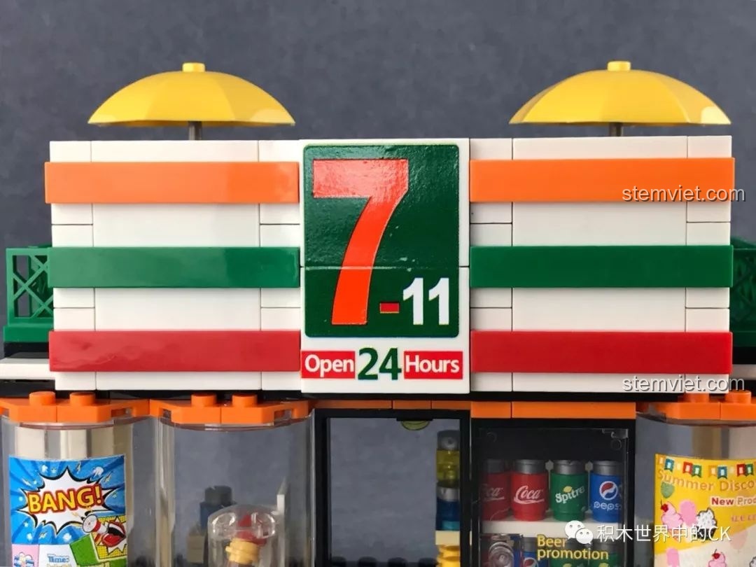 Cận cảnh biển hiệu 7-Eleven 'Open 24 Hours' đặc trưng của bộ đồ chơi mô hình Cửa hàng tiện lợi mini SEMBO.