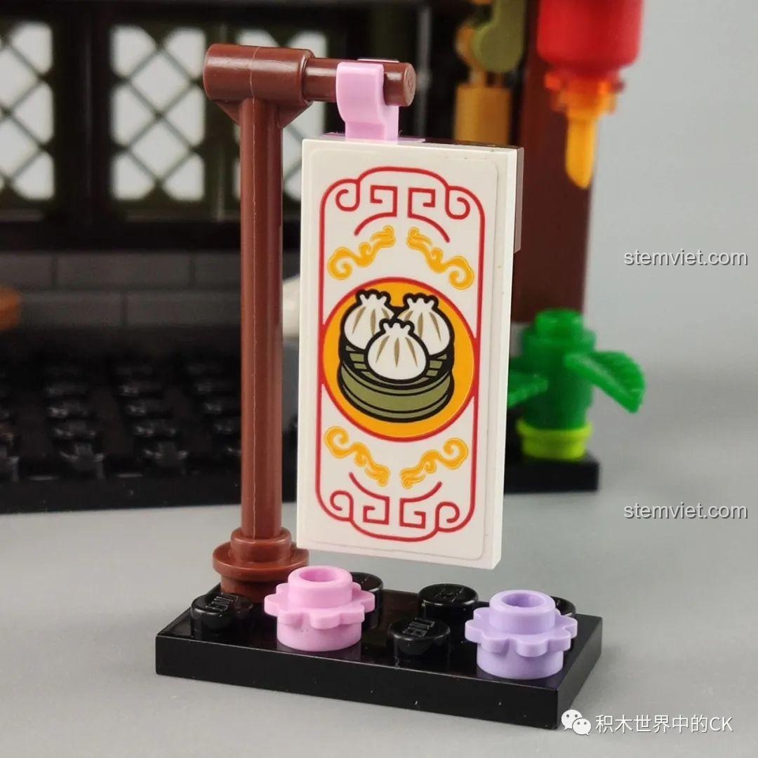 Biển hiệu bánh bao của bộ lắp ráp QMAN 72012 Tiệm Bánh Bao Vô Song, với hình ảnh bánh bao hấp dẫn.