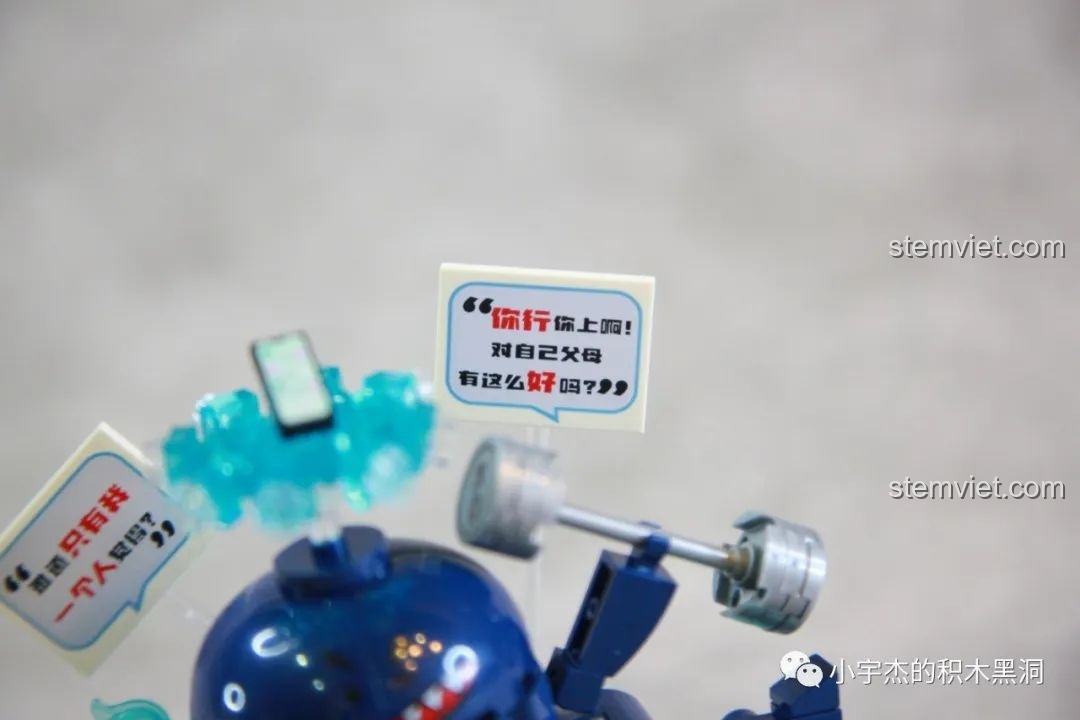 Cận cảnh tấm biển in câu nói cà khịa trên mô hình SEMBO 613114, một meme phổ biến trên mạng xã hội.