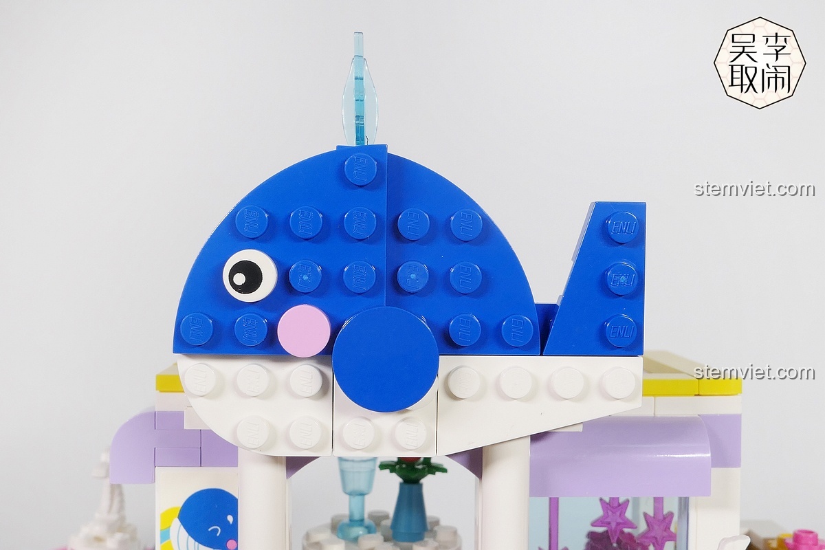 Cận cảnh biển hiệu hình cá voi xanh trên nóc mô hình Thủy cung QMAN 2012.