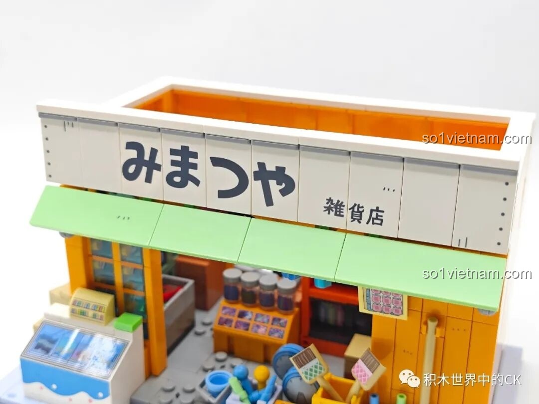 Cận cảnh biển hiệu Tiệm Tạp Hóa Mitsuya bằng tiếng Nhật trên mô hình lắp ráp của Wekki, chi tiết sắc nét.