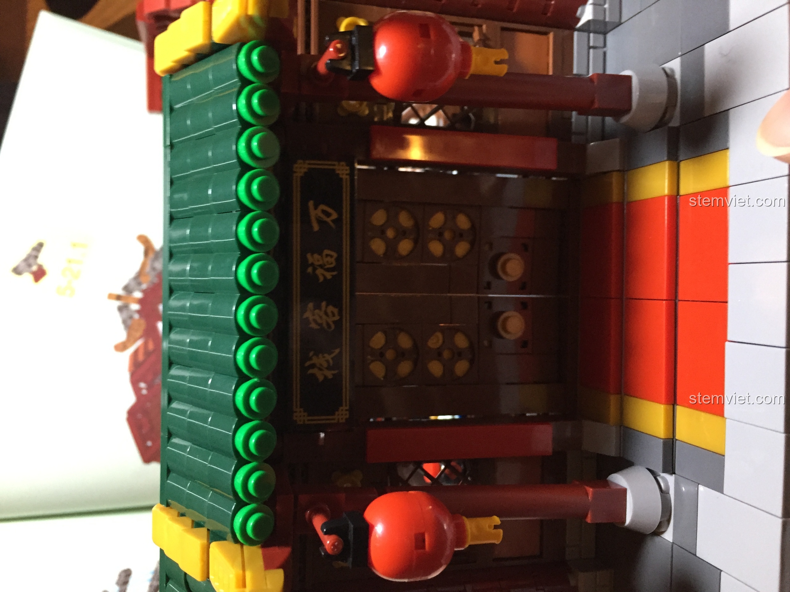 Biển hiệu 'Vạn Phúc Khách Sạn' được in sắc nét, treo phía trên cửa chính của mô hình.